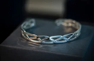 Detalj av silverarmband