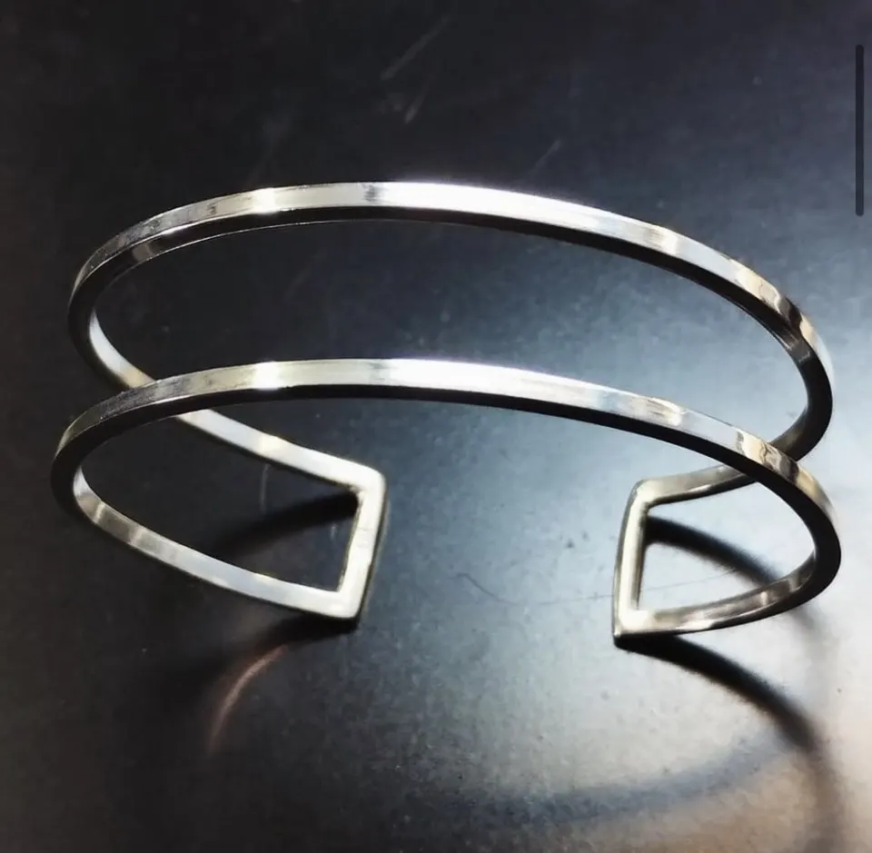 Handgjort silverarmband