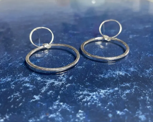 Hamrade ringörhängen