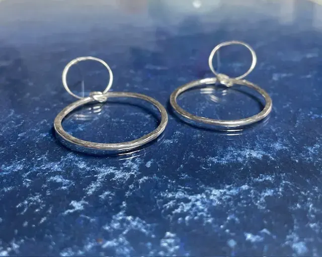 Hamrade ringörhängen i silver – handgjort silversmycke i sterlingsilver 925